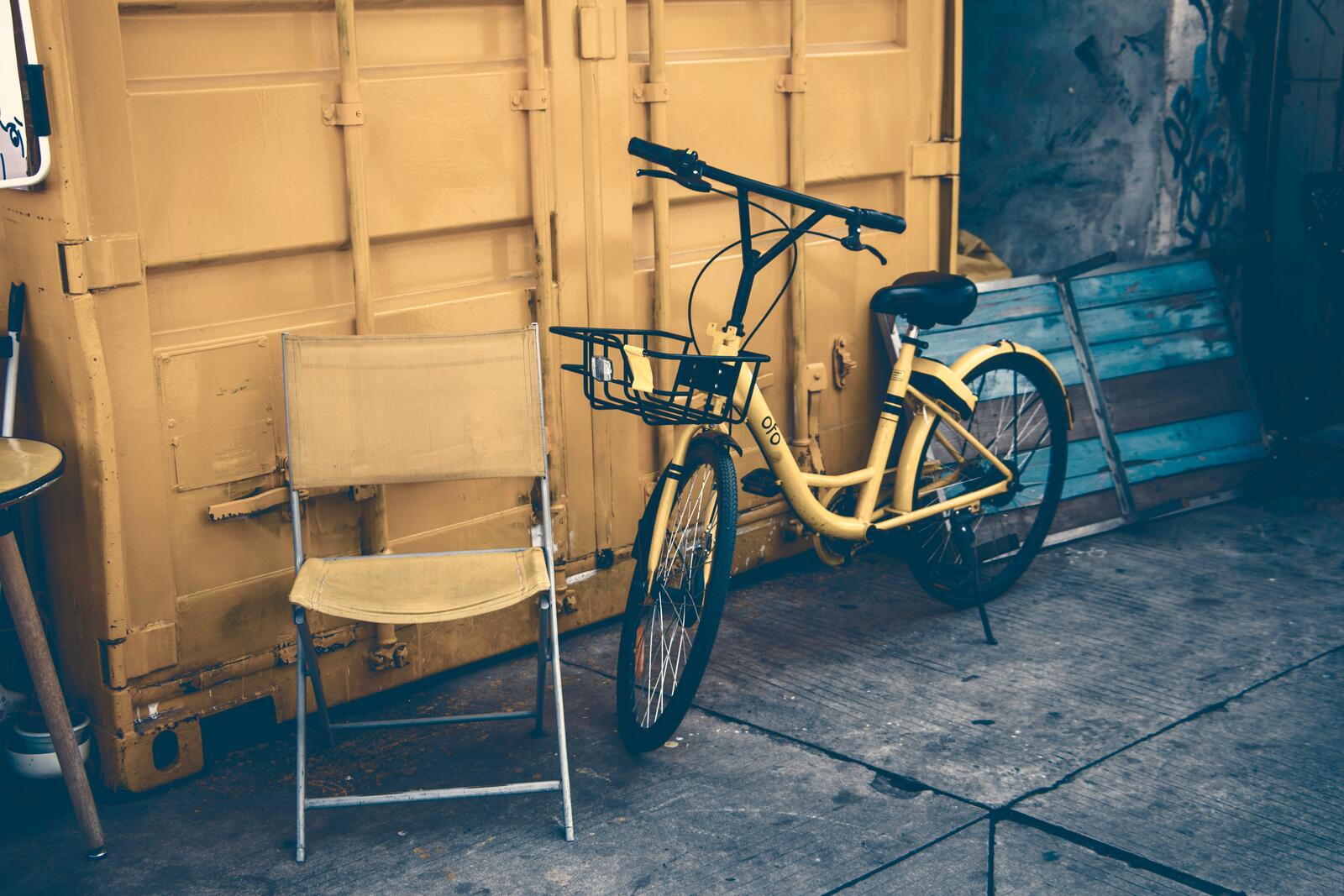 Обои велосипед дверь желтый на рабочий стол