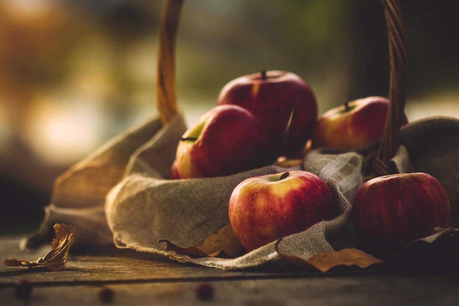 Обои обои яблоки корзина листья на рабочий стол