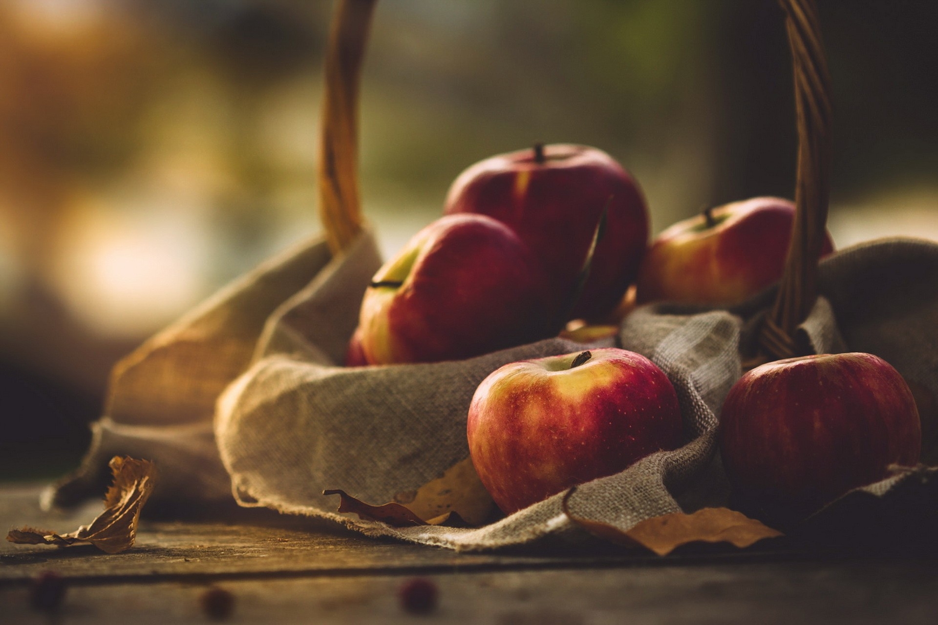 Фото бесплатно обои яблоки, корзина, листья