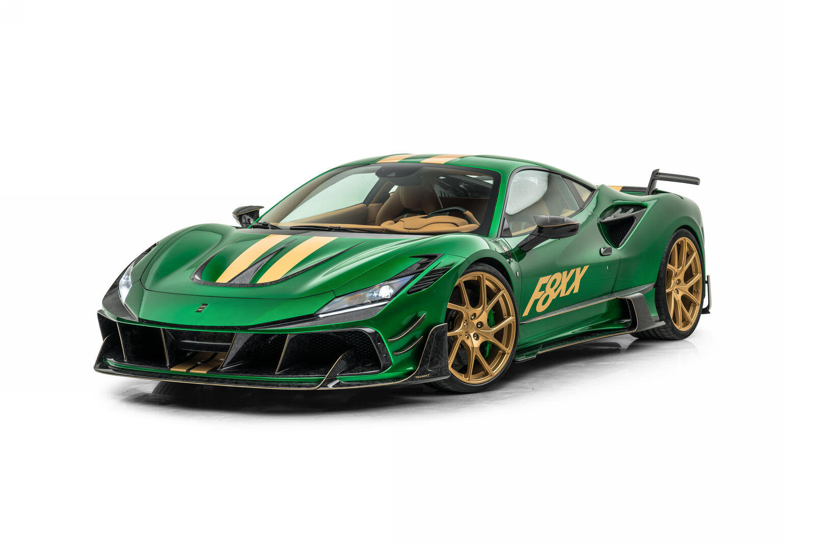 Free photo Green Ferrari with gold rims