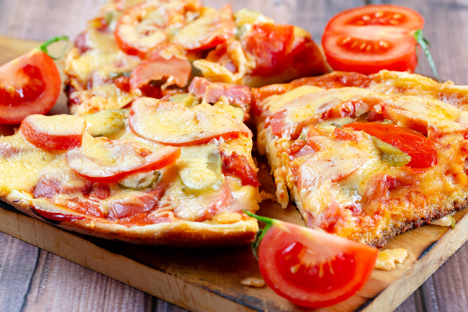 Бесплатное фото Пицца с колбасой и сыром