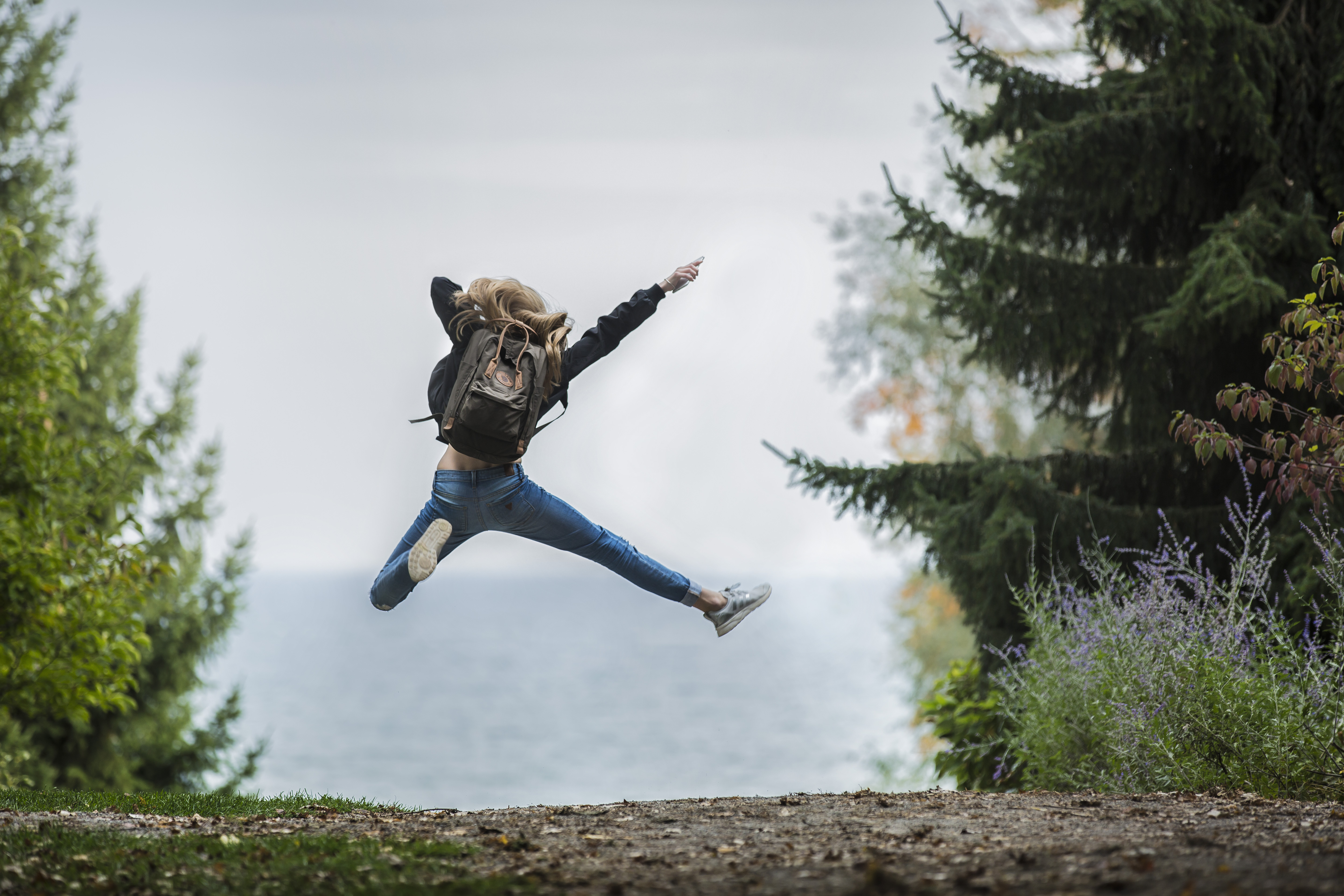 Фото прыгать девушка деревья - бесплатные картинки на Fonwall