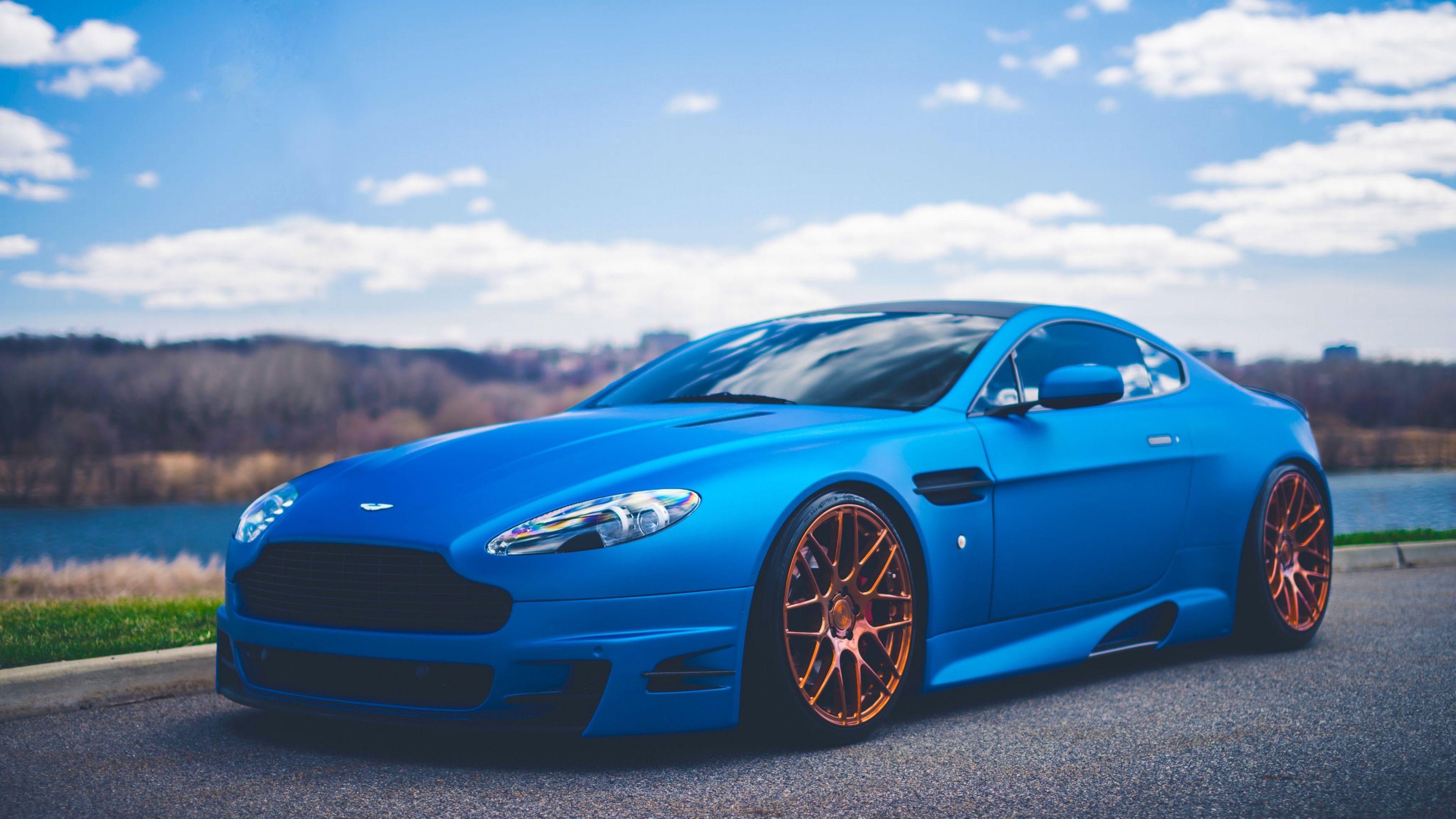 Обои Aston Martin Vantage синий облака на рабочий стол