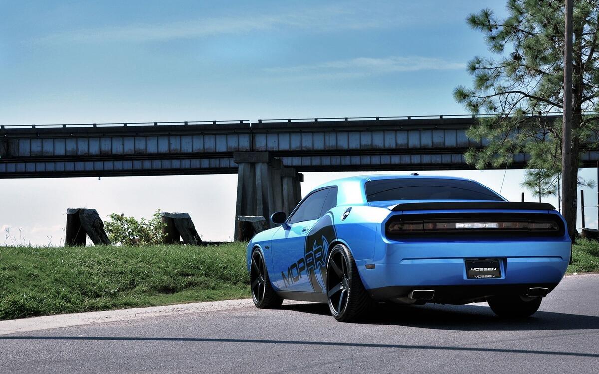 Dodge Challenger синего цвета на черных дисках