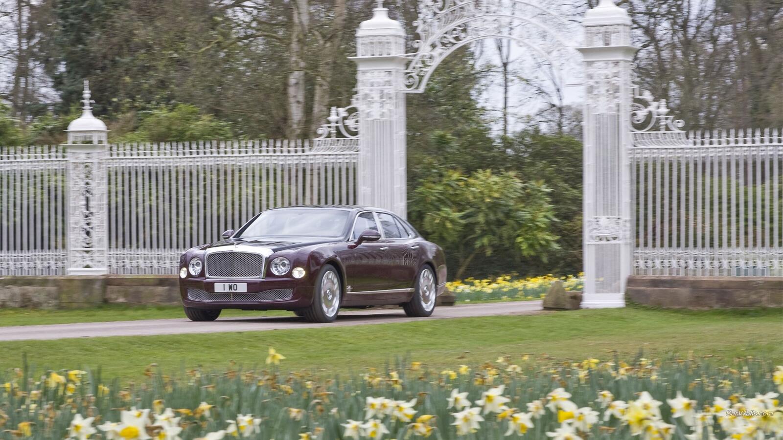 Free photo Bentley Mulsanne in the grounds of the mansion.
