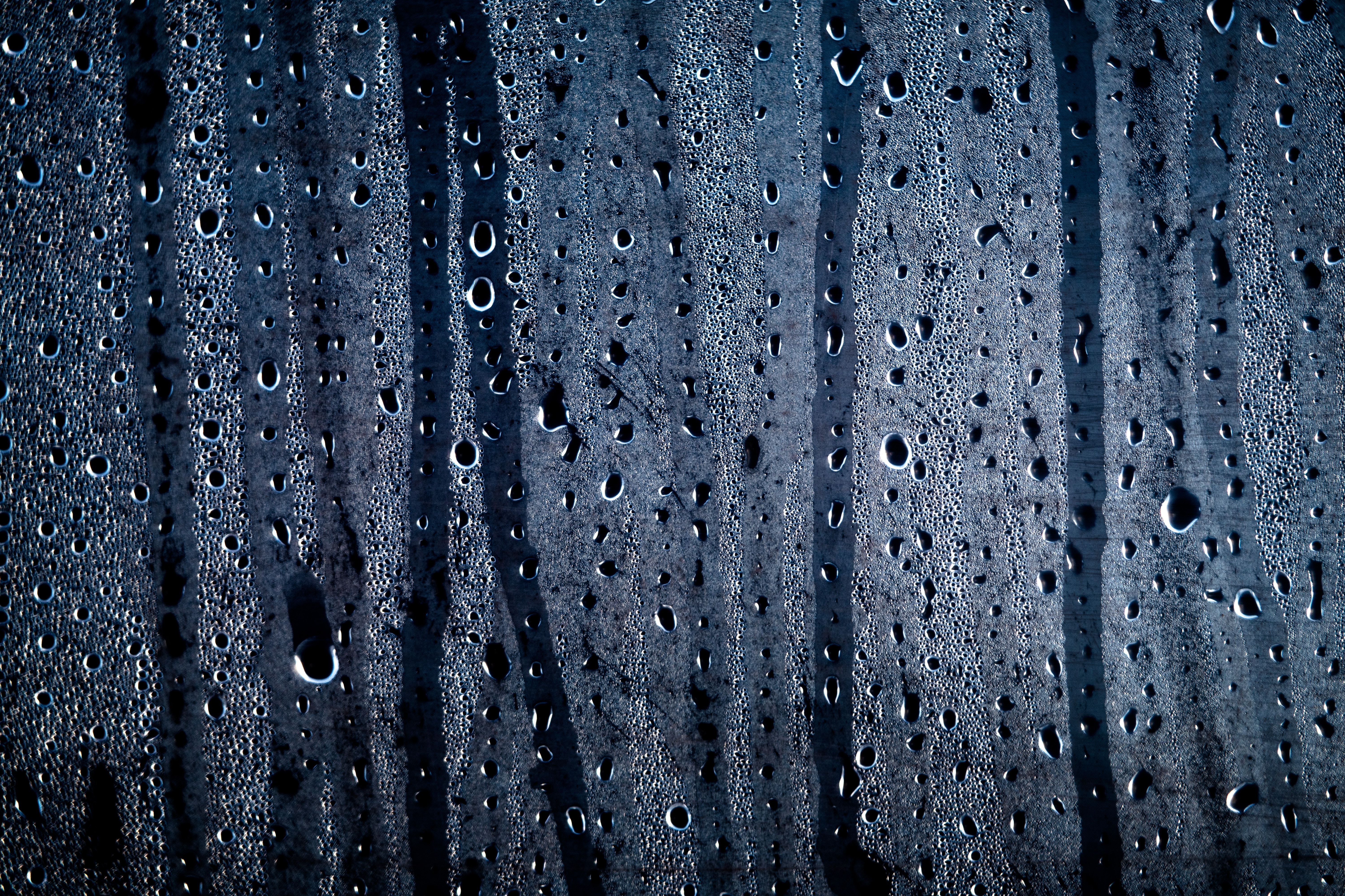 Следы дождя на мокрых. Капли на стекле. Капли на поверхности. Капли воды стекают. Капли дождя.