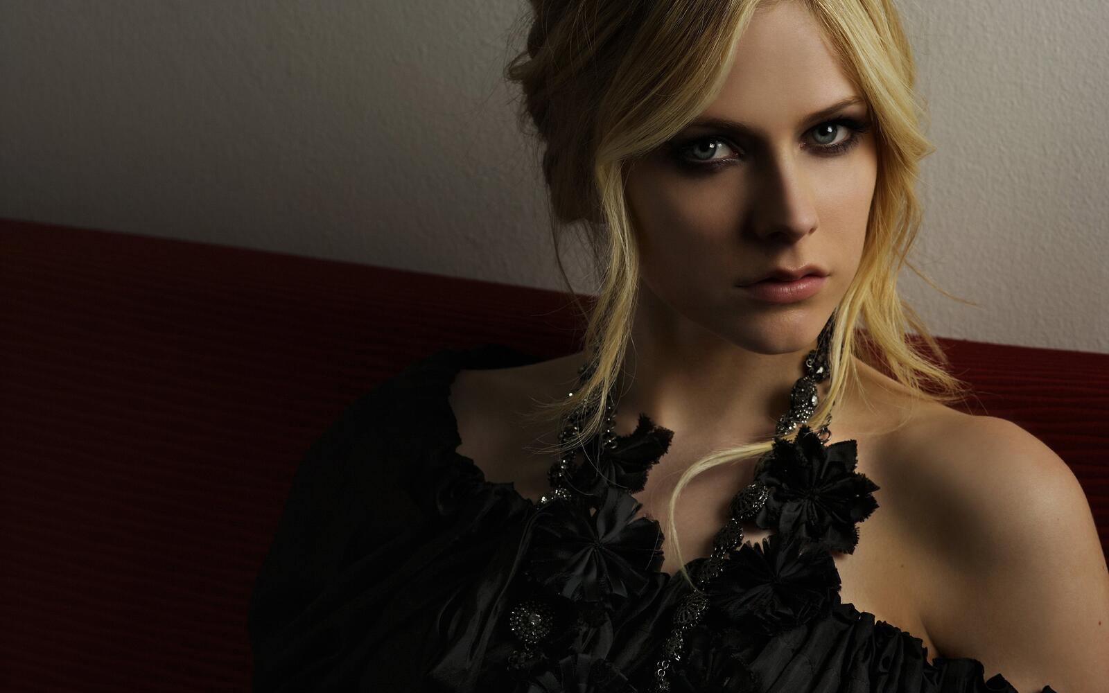 Wallpapers Avril Lavigne blonde face portrait on the desktop