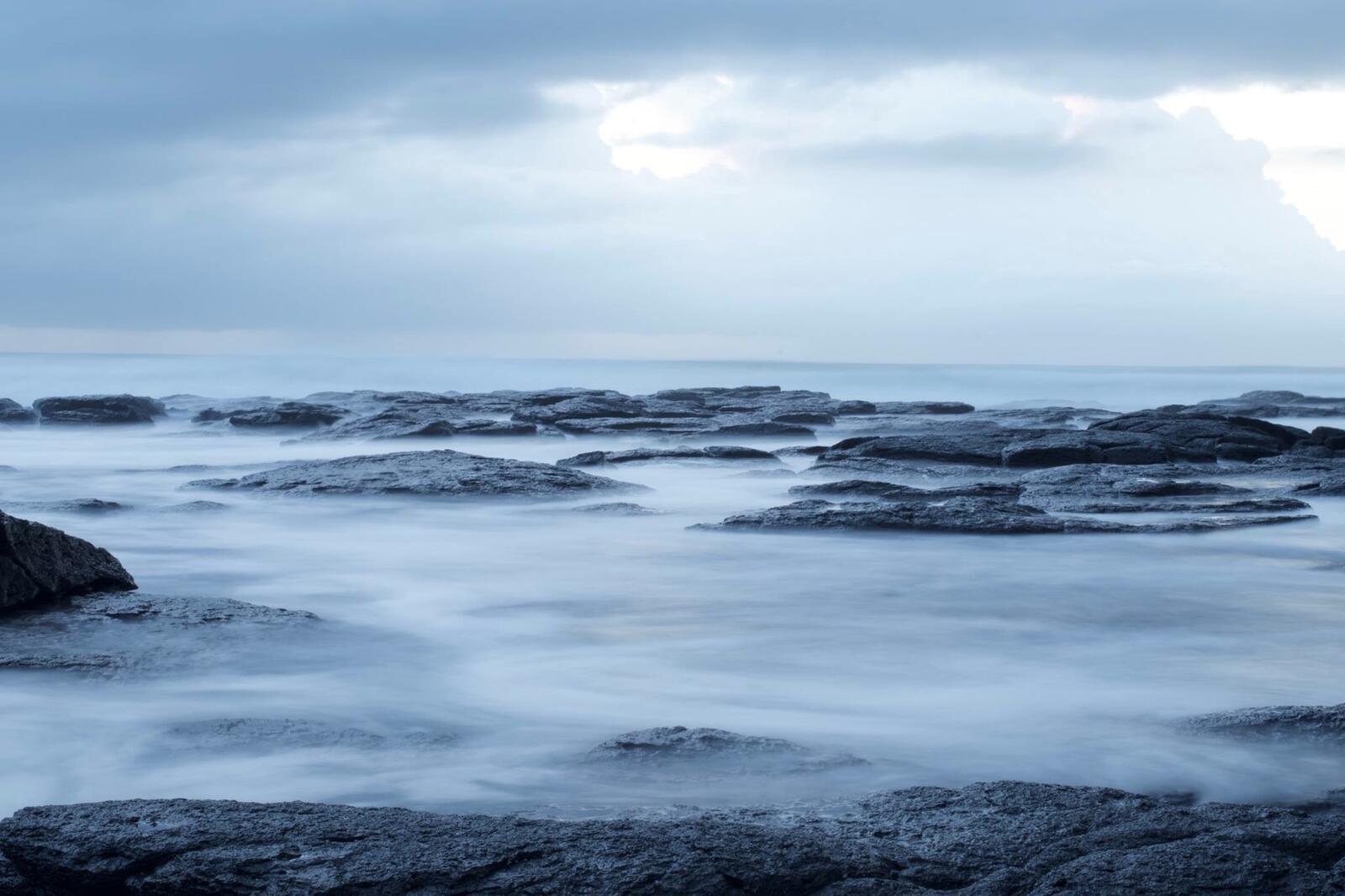 Бесплатное фото Скалы затаившиеся под водой на берегу моря