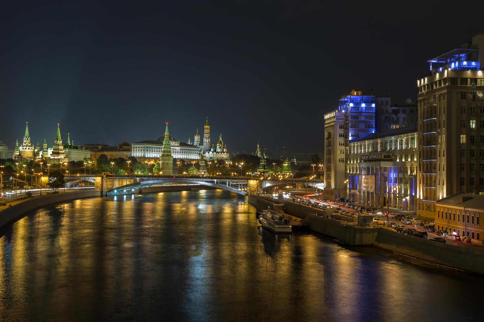 Обои освещенность ночной город Moscow river на рабочий стол