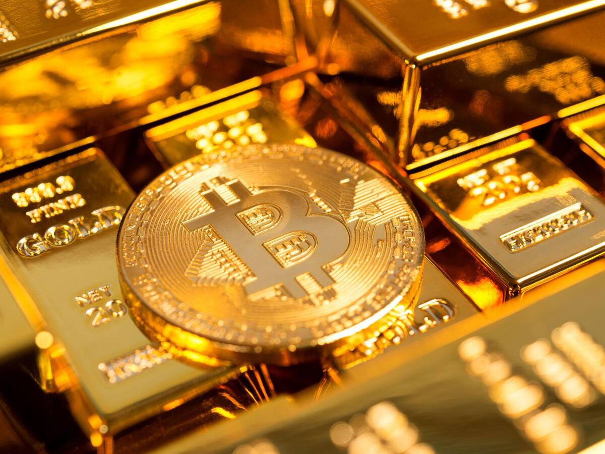 Золотые слитки с монетами биткоин