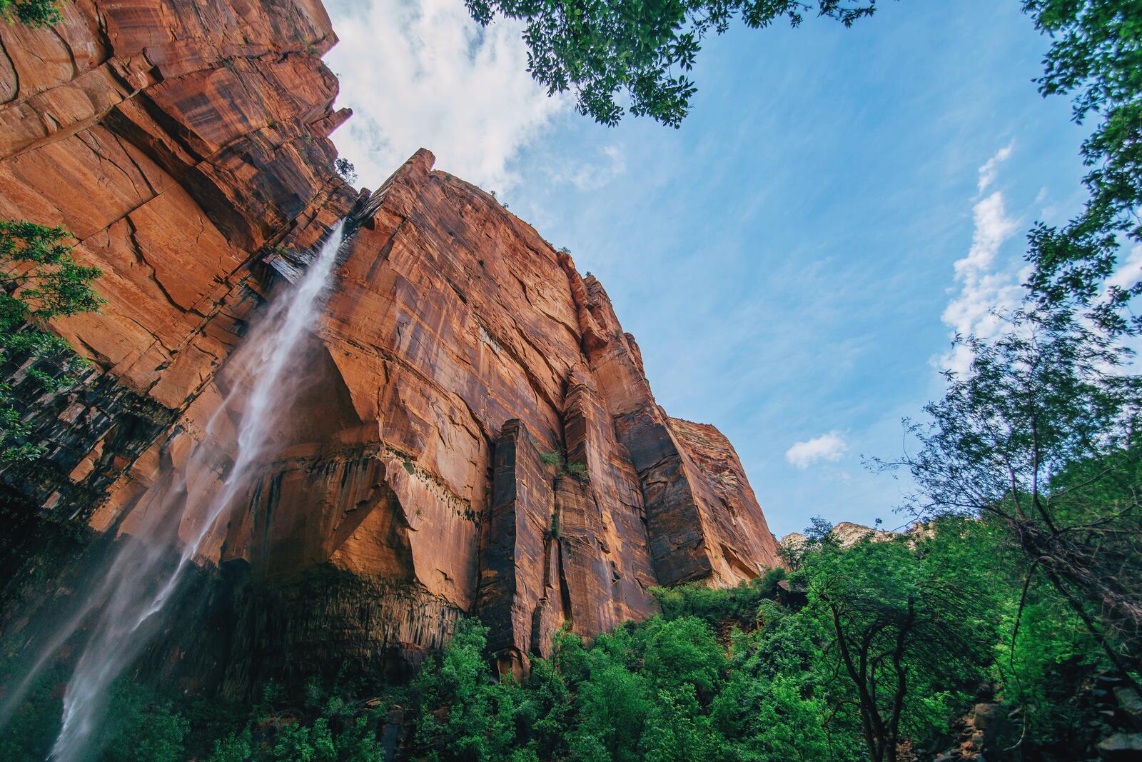 Бесплатное фото Водопад из высокой скалы