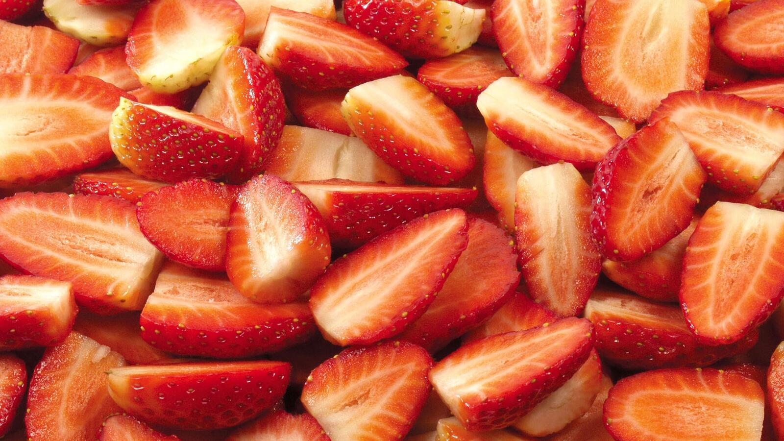 Free photo Sliced red strawberries
