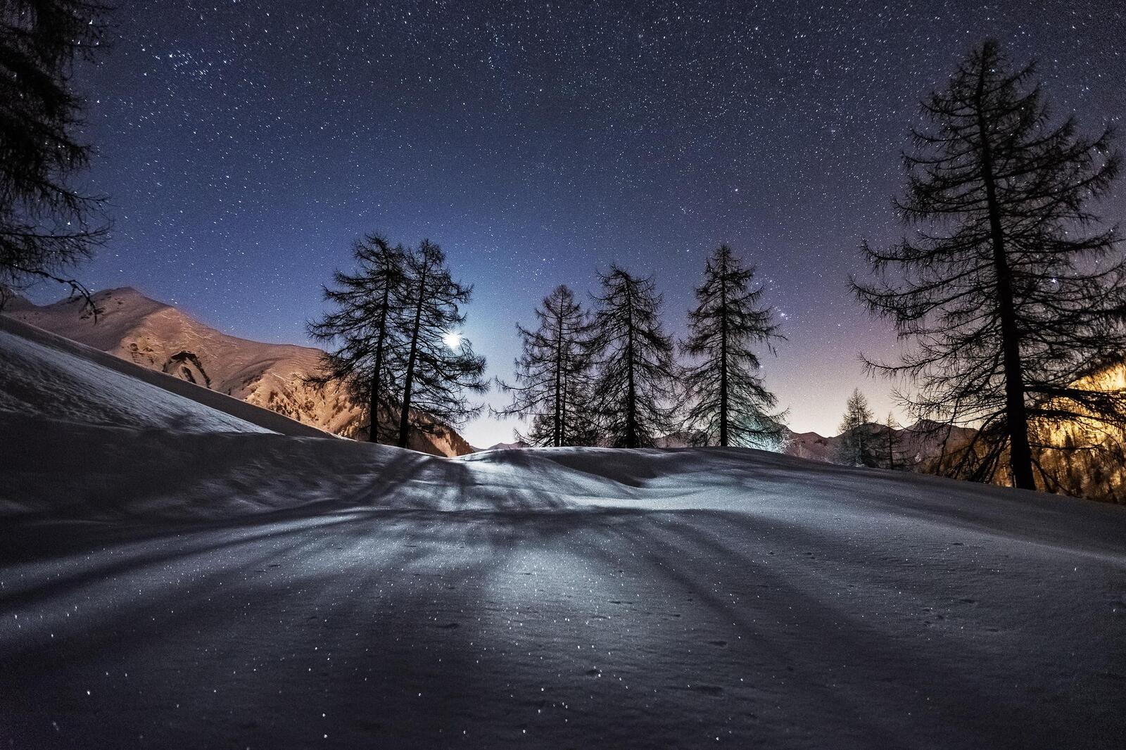 Бесплатное фото Снежное поле пол звездным небом