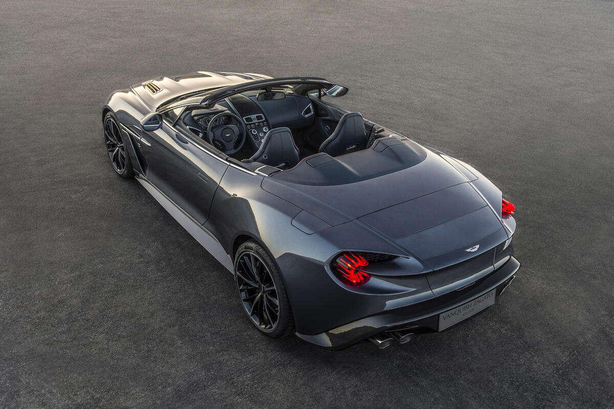 Серый Aston Martin Vanquish вид сзади