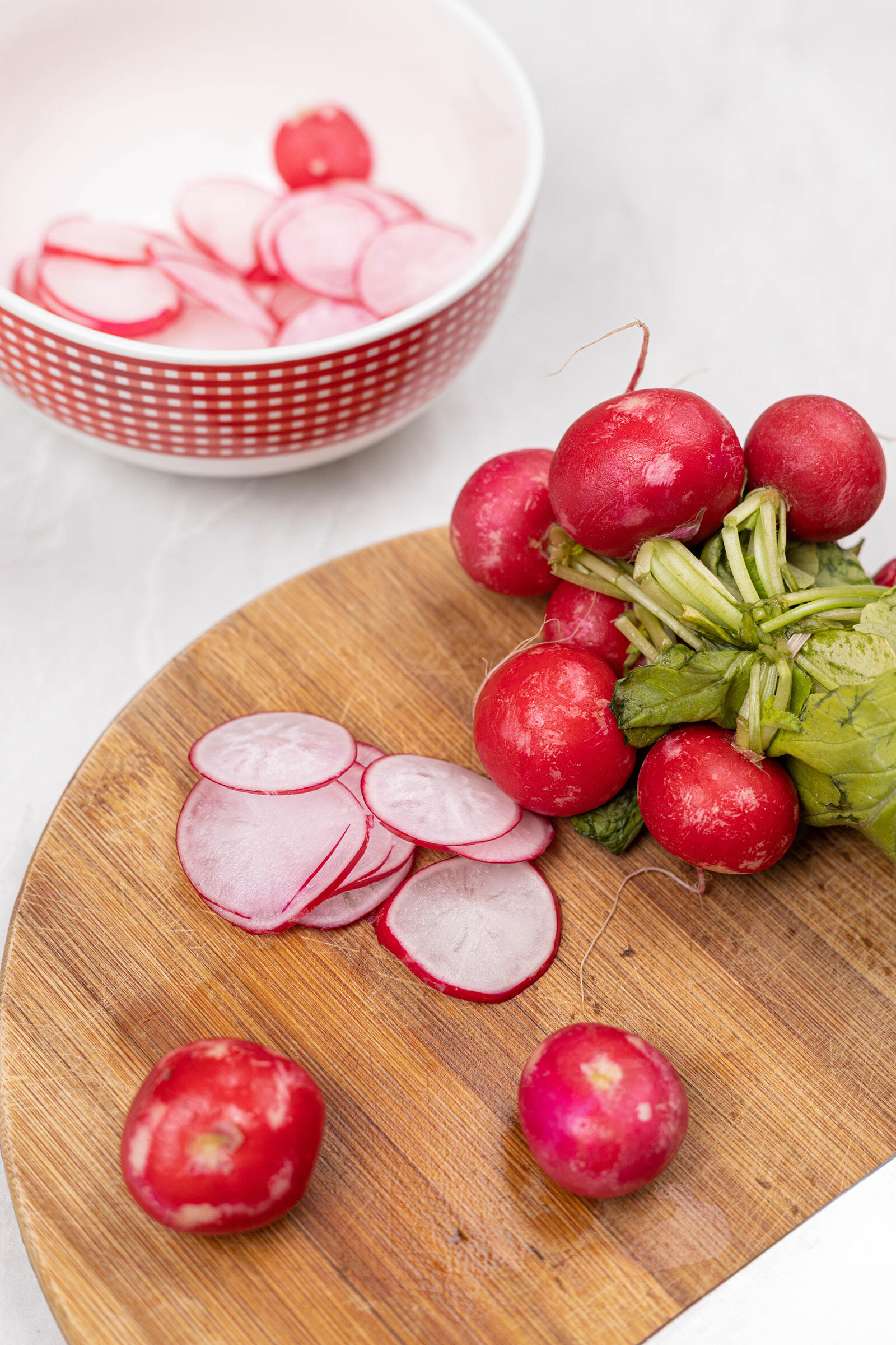 Wallpapers cutting board radishes vegetables on the desktop