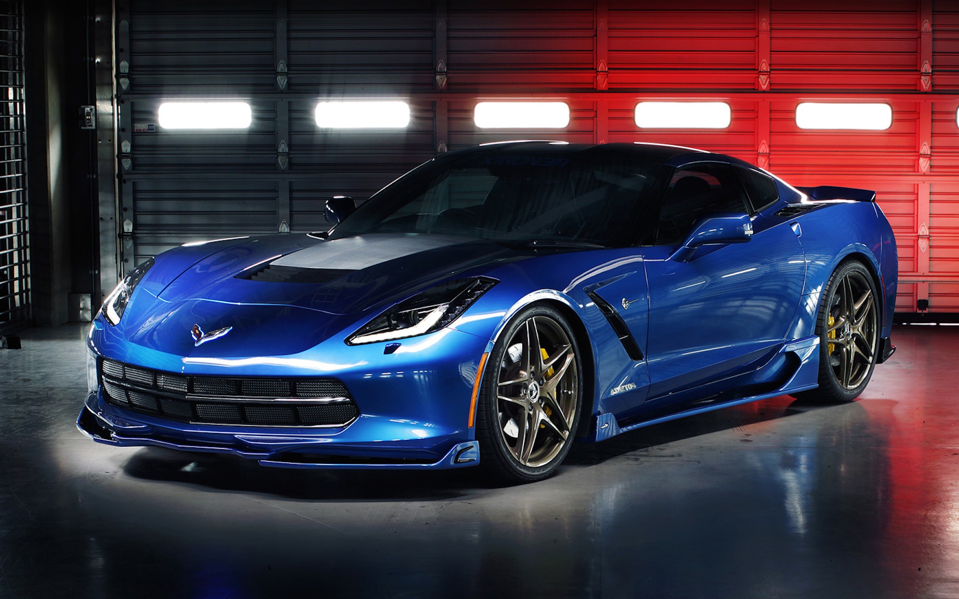 车库里的蓝色雪佛兰 Corvette。
