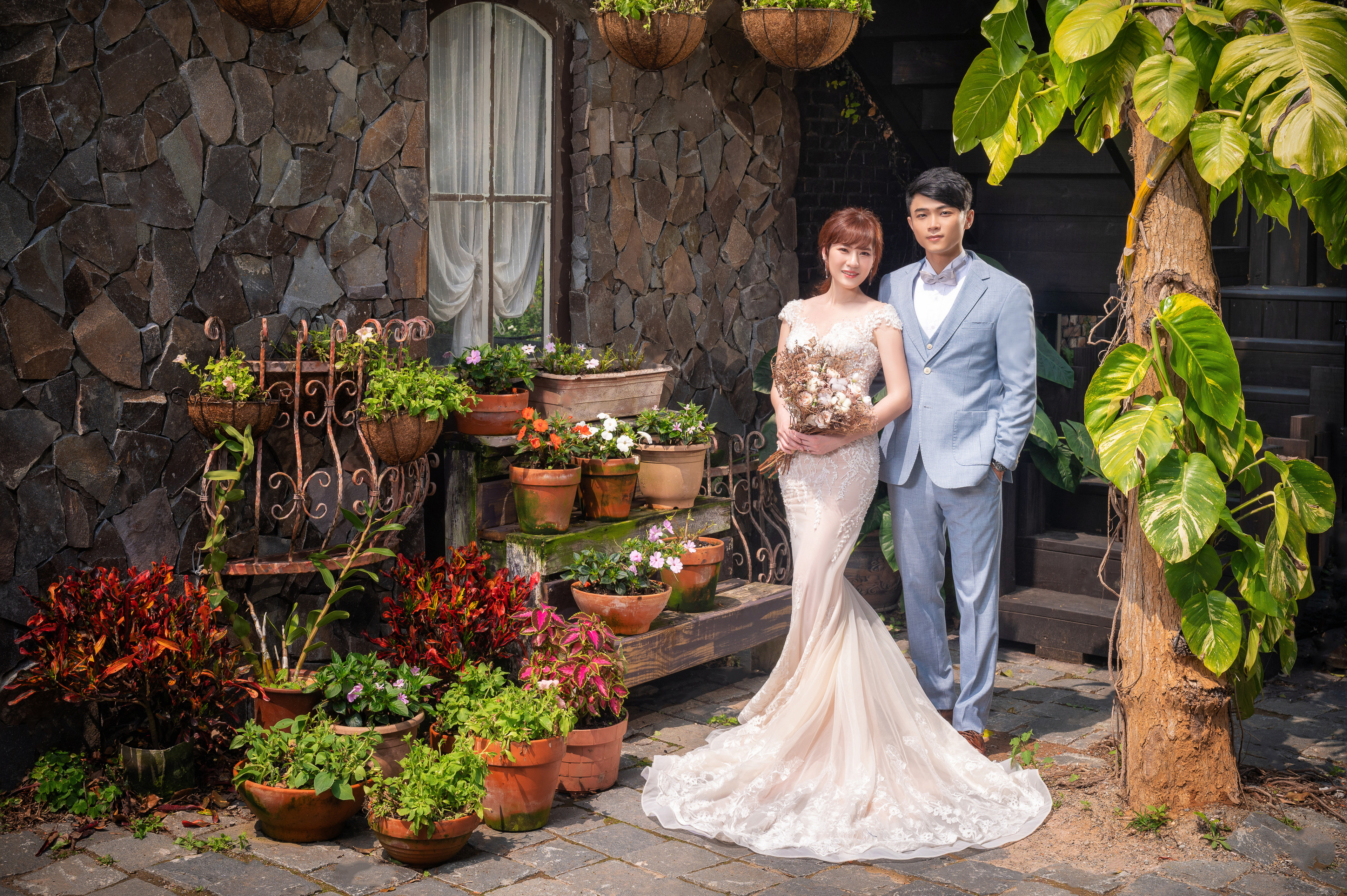 Photo free bridegroom, bride, bouquets bride