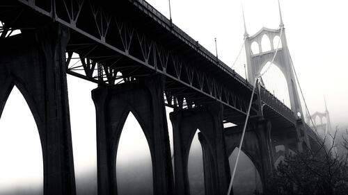 Мост в сша ведущий в густой туман