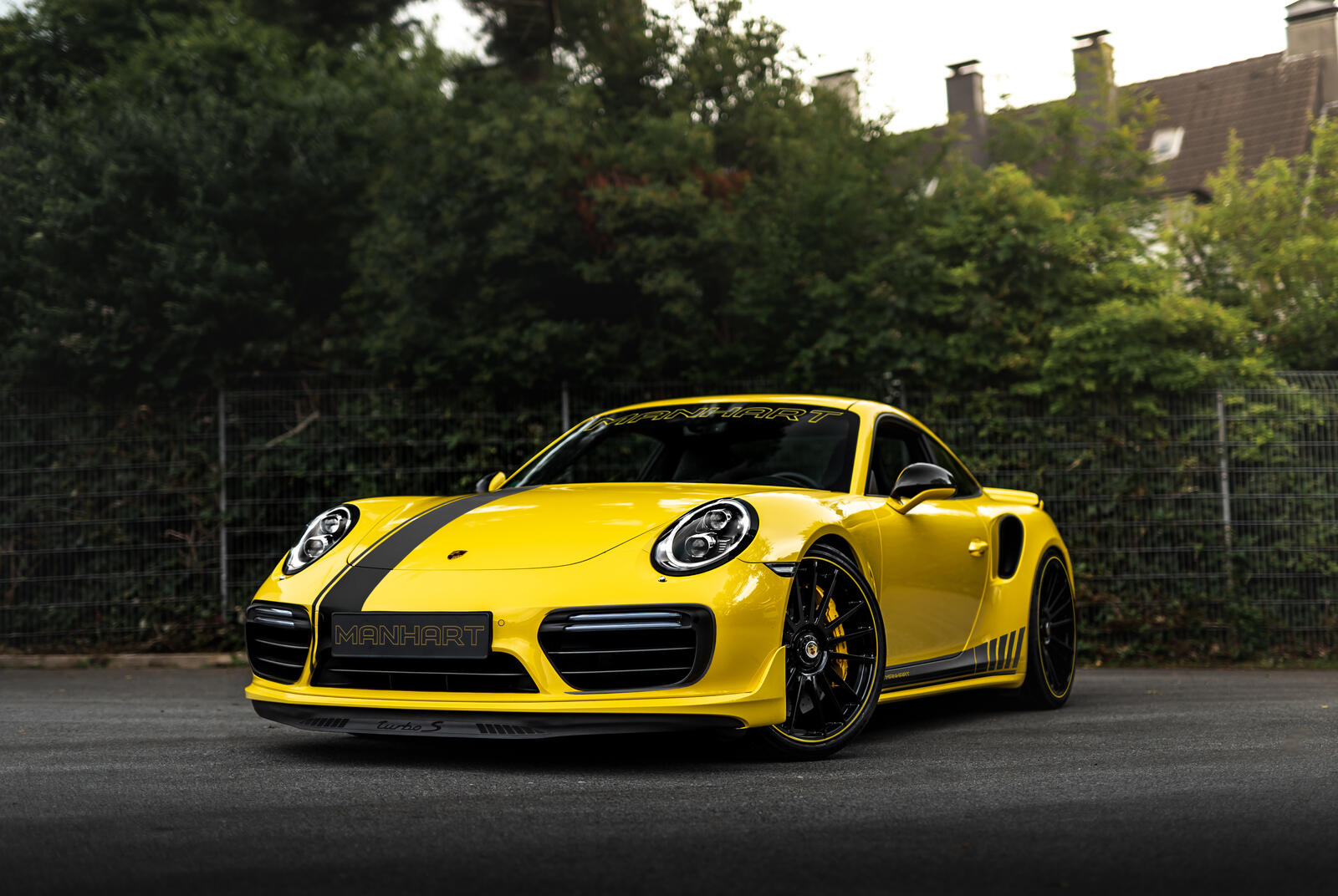 Обои Porsche 911 желтая машина вид спереди на рабочий стол