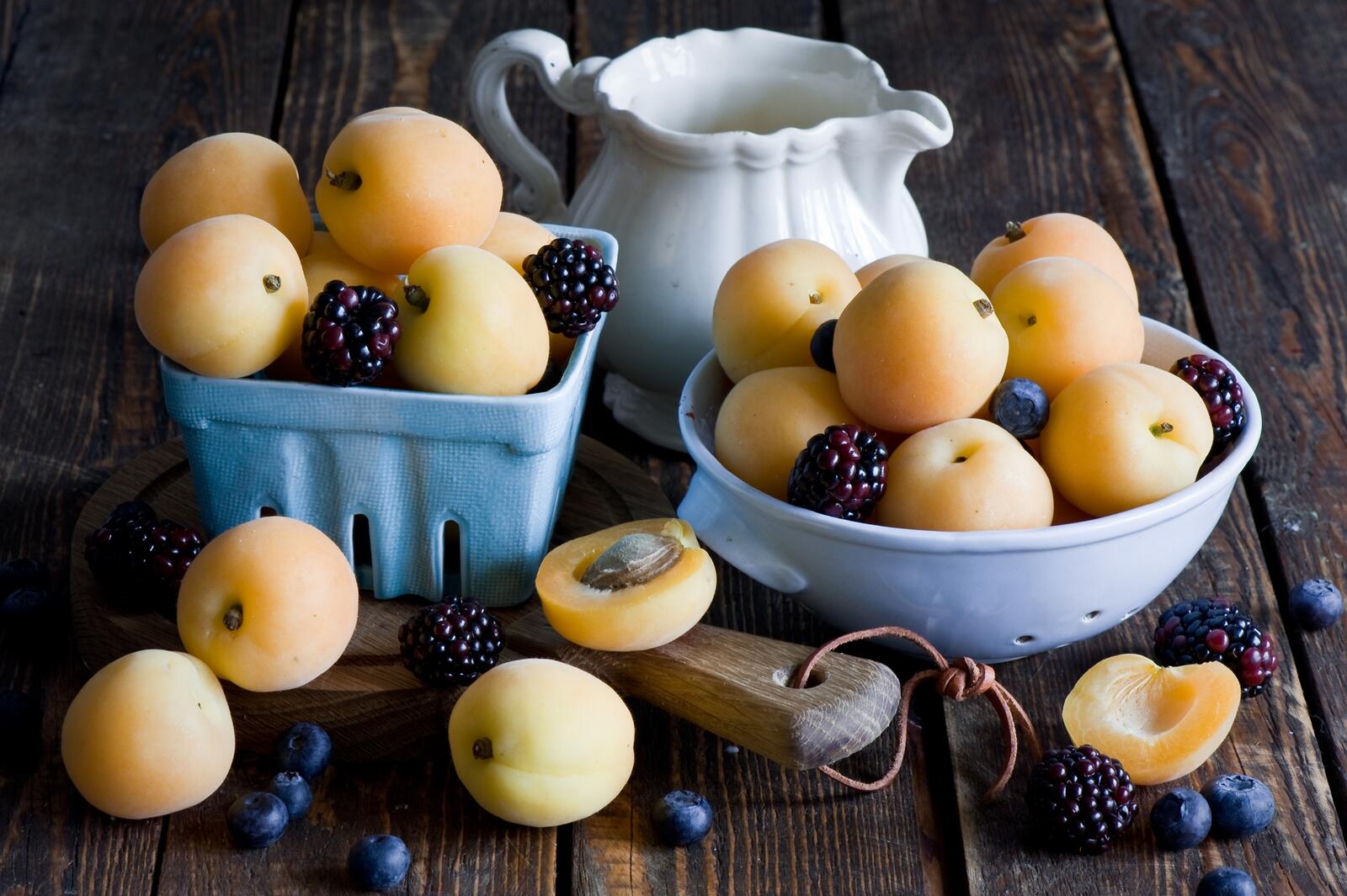Бесплатное фото Черника с абрикосами в двух тарелках