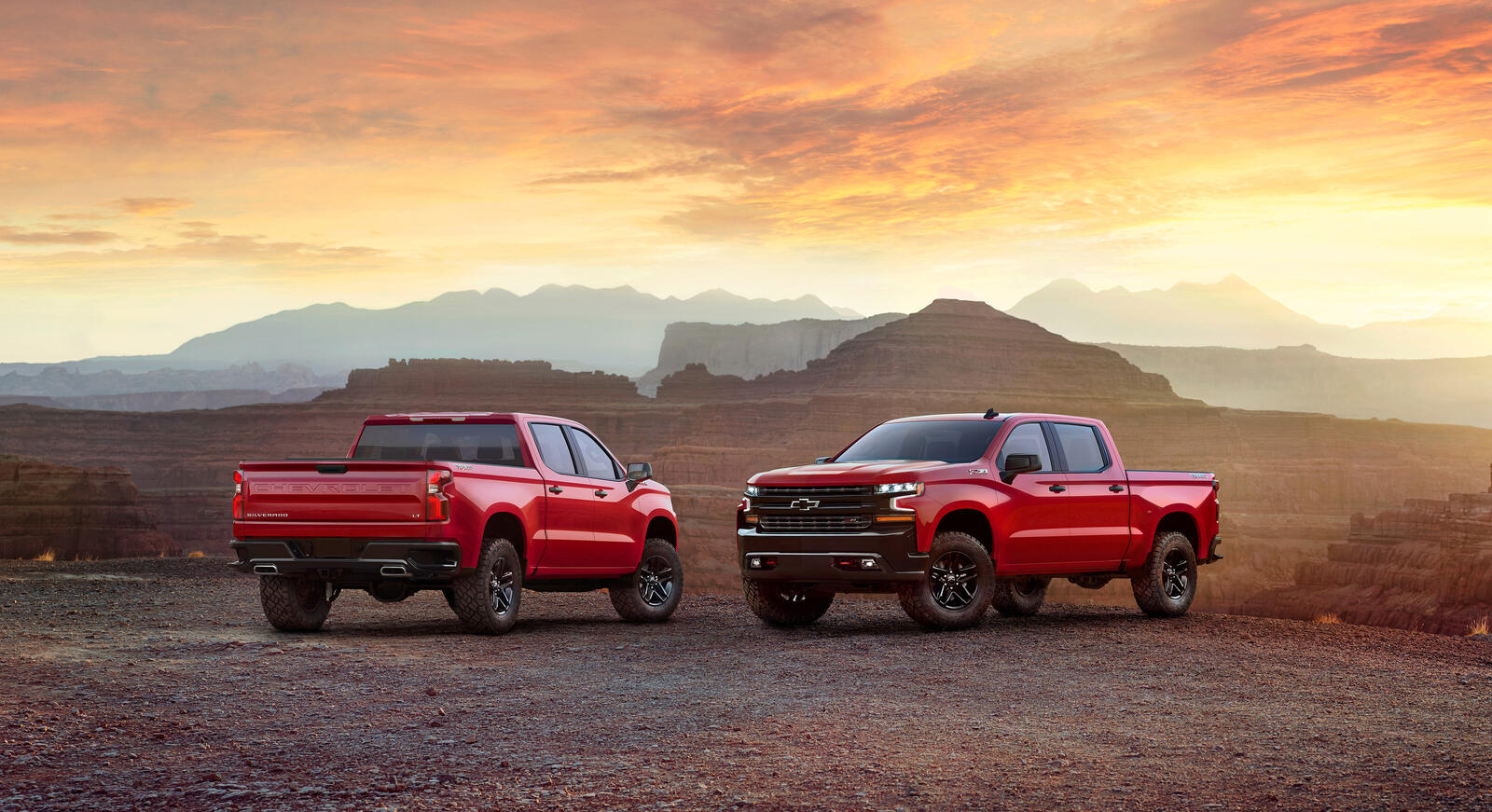 Free photo The 2019 Chevrolet Silverado in red during sunset