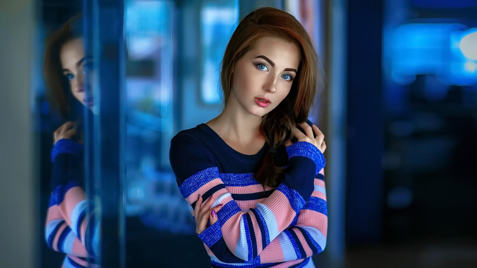 Обои девушка портрет свитер на рабочий стол