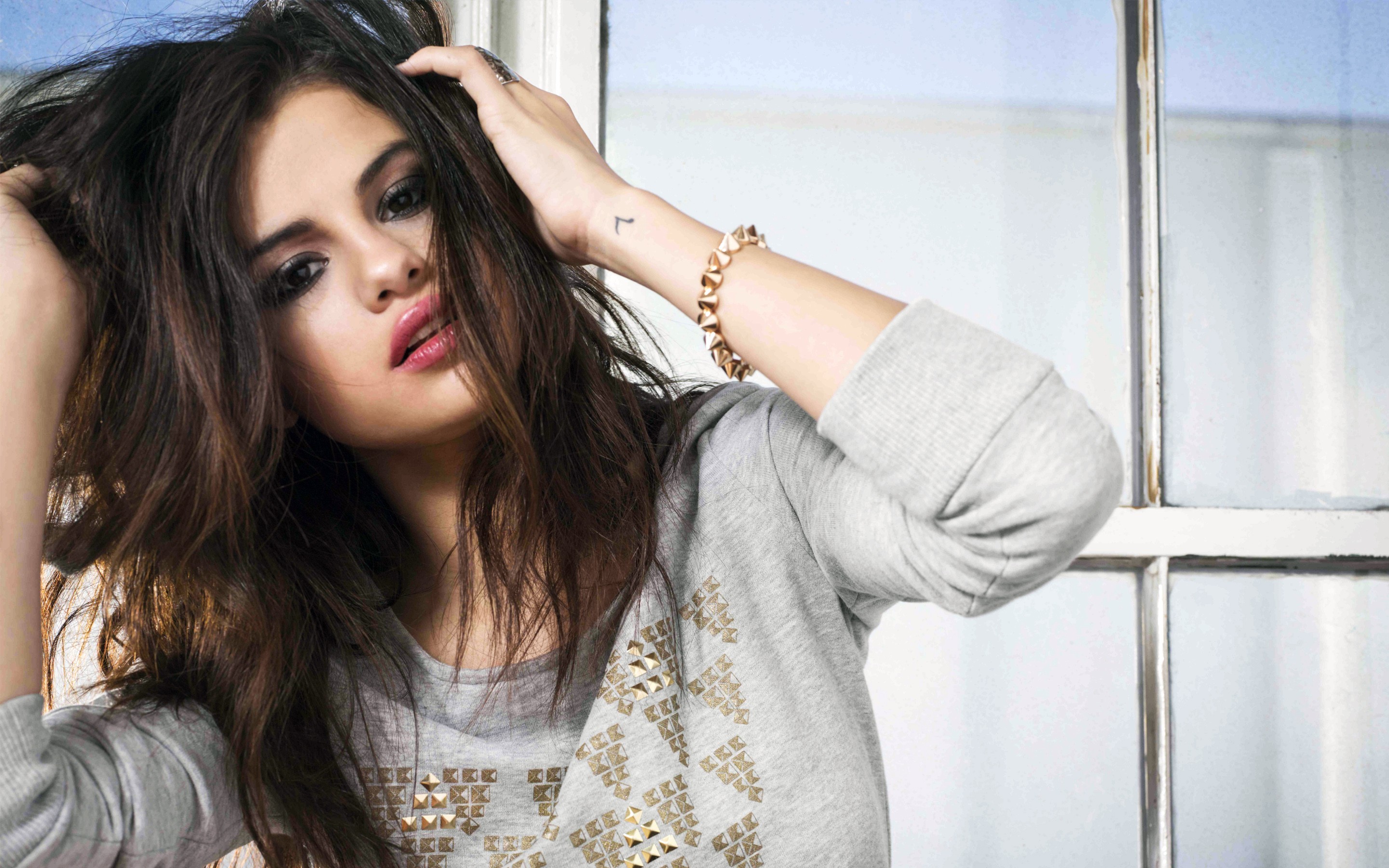 Wallpapers Selena Gomez hands in hair celebrities on the desktop