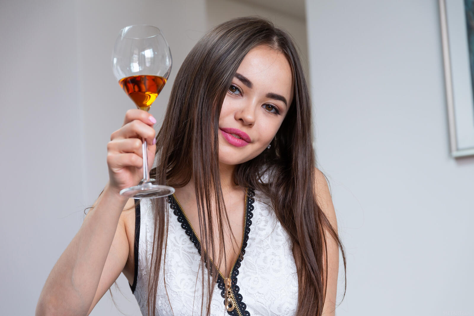 Бесплатное фото Анника с бокалом вина