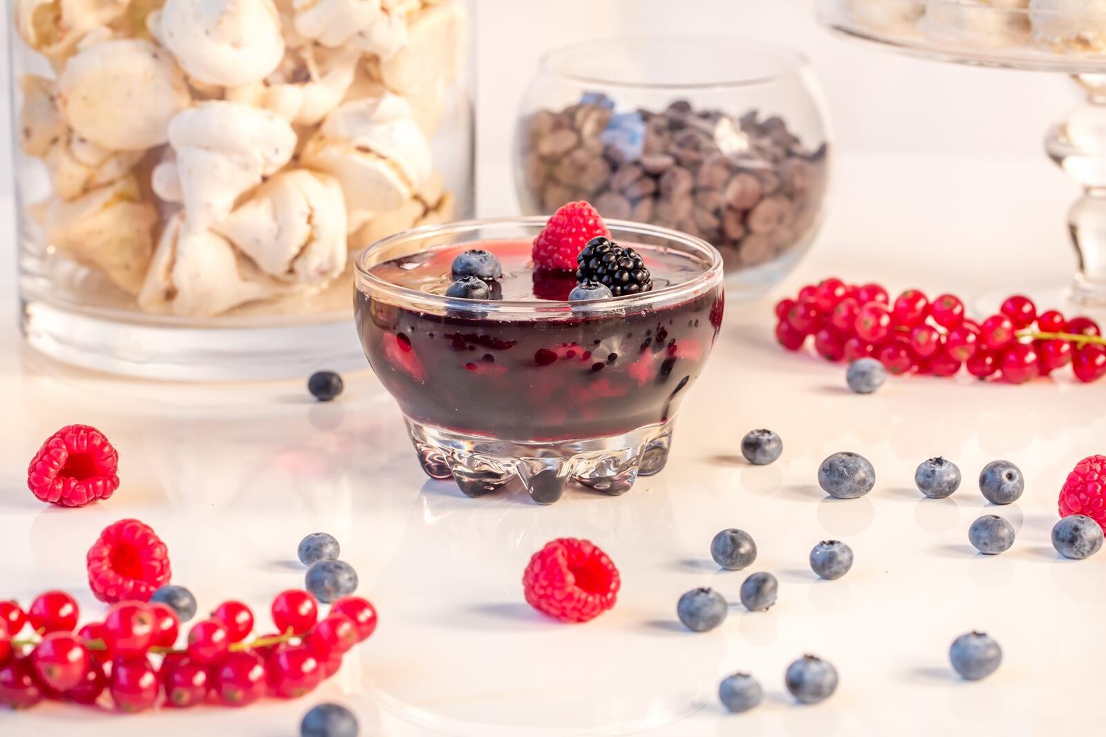 Бесплатное фото Варенье в прозрачном блюдце из диких ягод