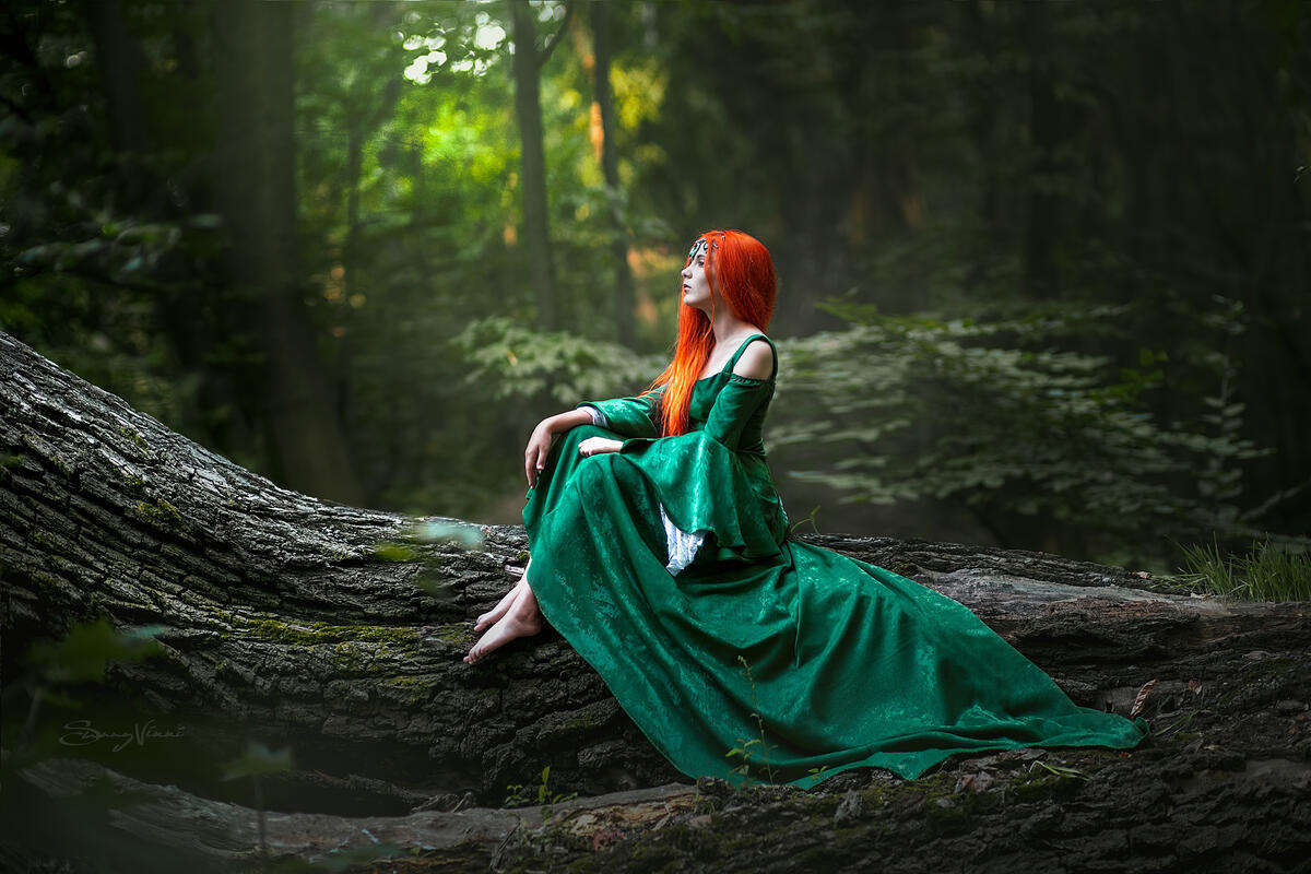Cosplay of a redheaded girl in a green dress