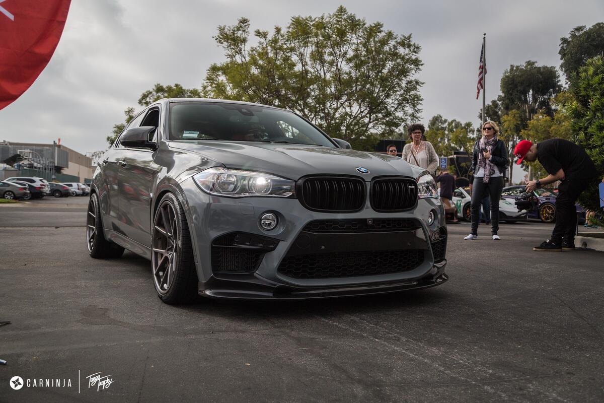 BMW X6 серого цвета
