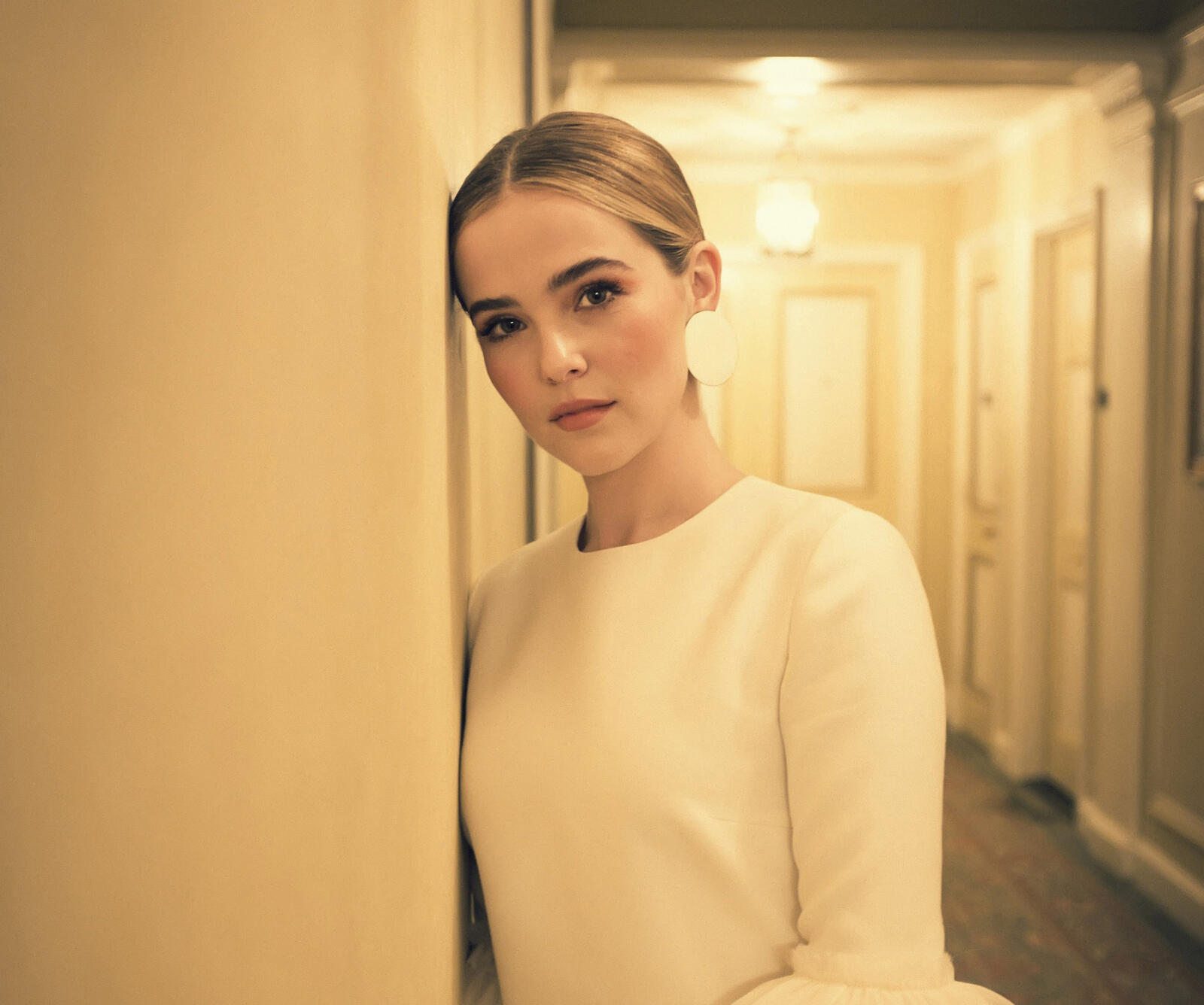 Wallpapers zoey deutch standing against the wall blonde on the desktop