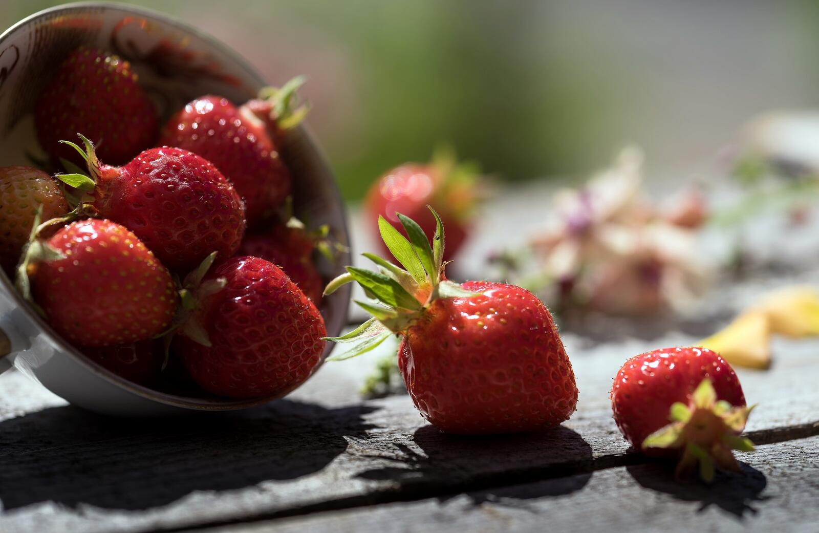 Free photo Scattered strawberries.
