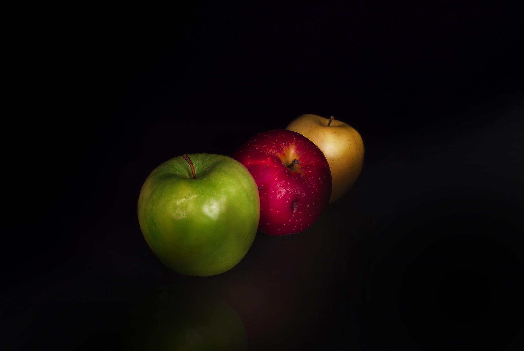 Обои яблоки десерт черный фон на рабочий стол