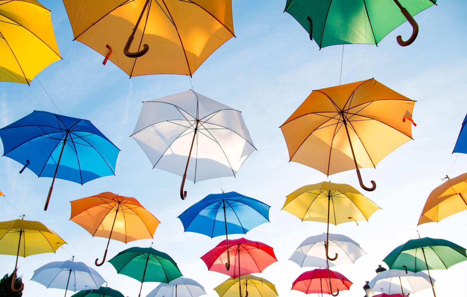 Обои разноцветные зонтики зонты небо на рабочий стол