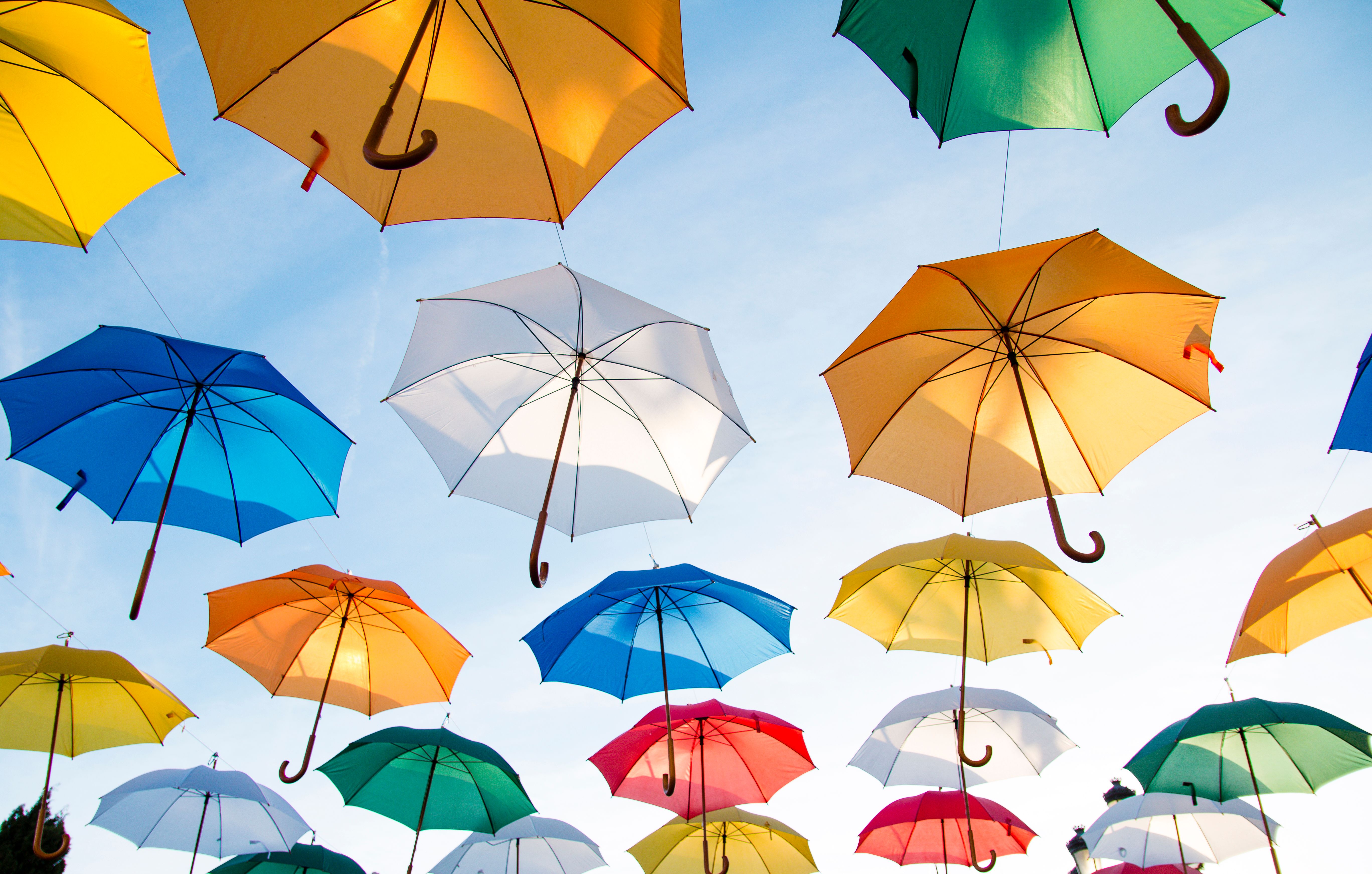 Фото бесплатно разноцветные зонтики, зонты, небо