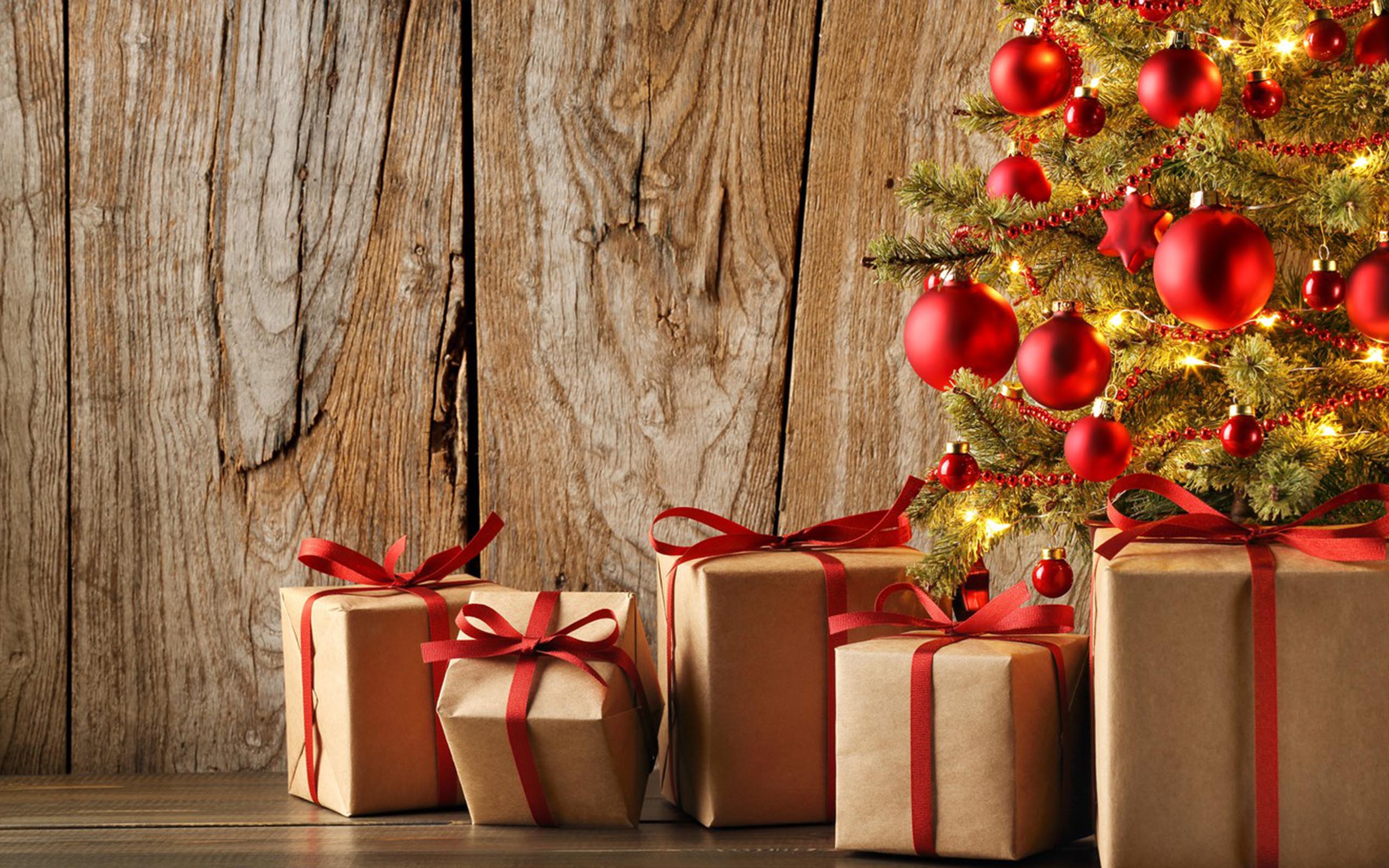 Фото бесплатно праздник, рождественская елка, подарки под елкой