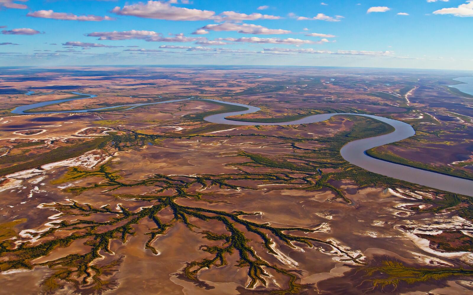 Бесплатное фото Извилистая река с высоты птичьего полета