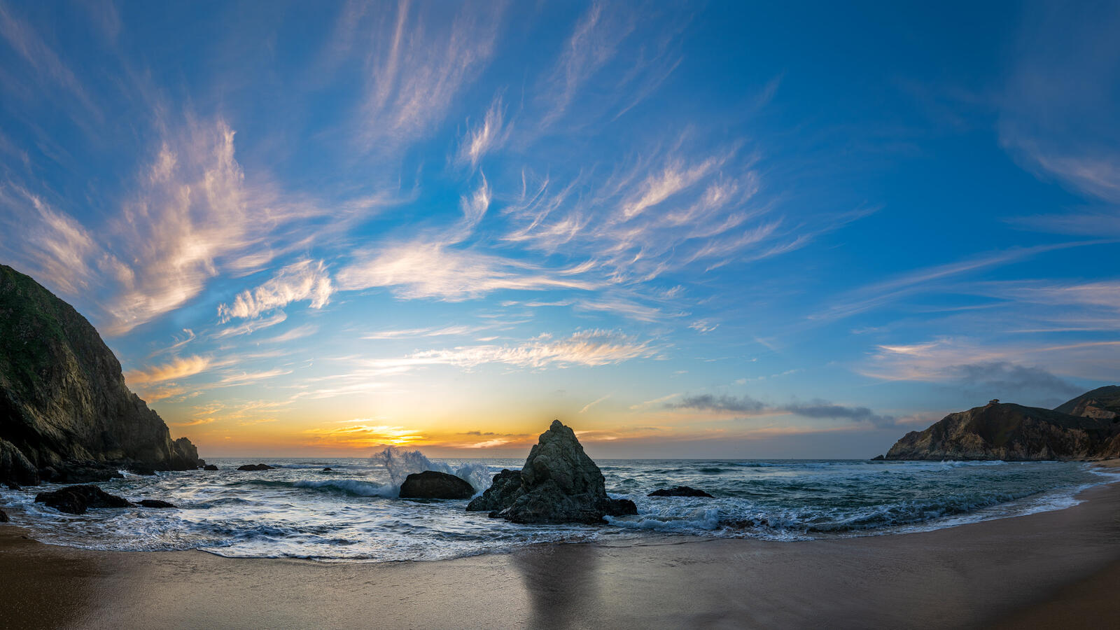 Бесплатное фото Маленькая скала на берегу моря во время заката