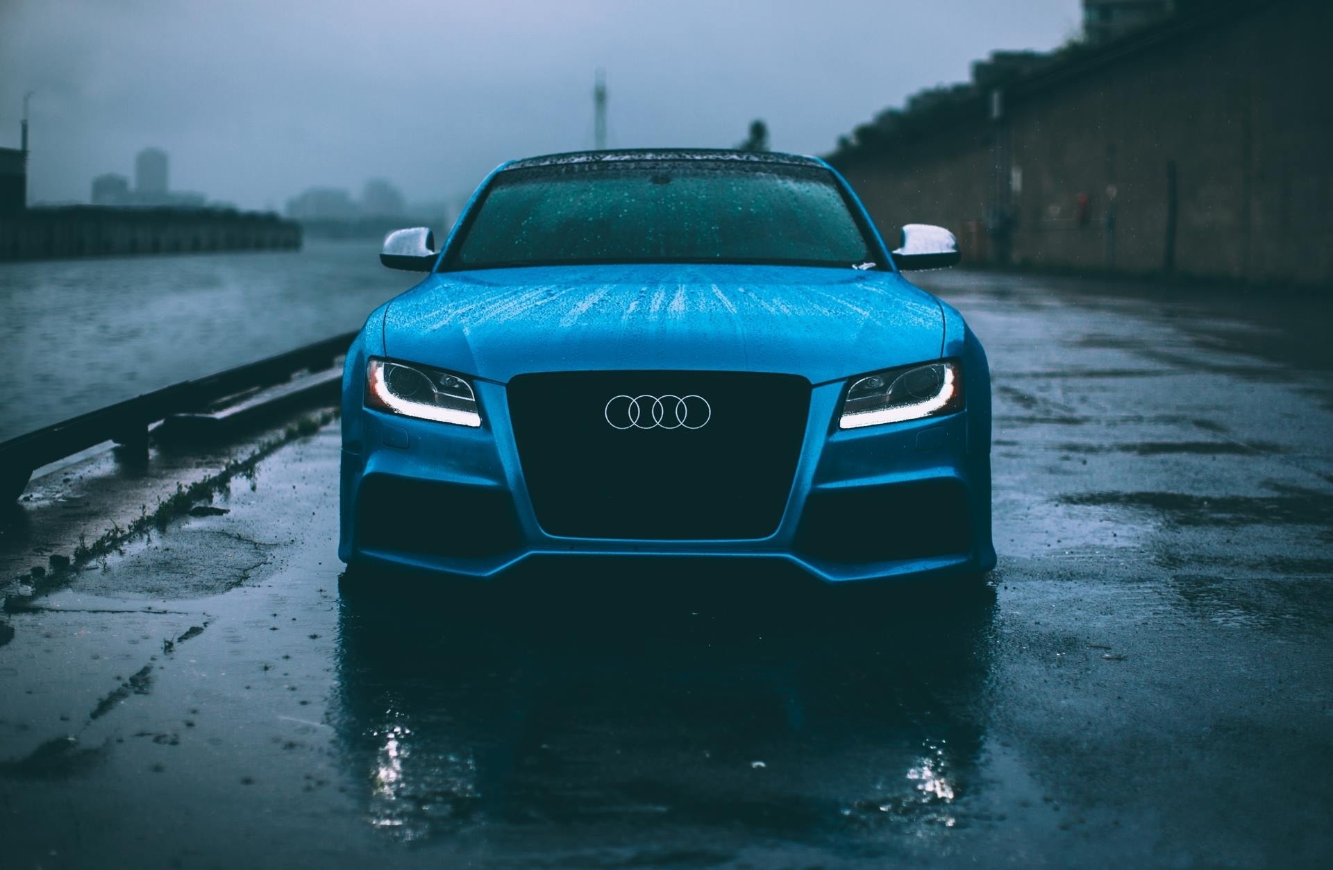 Бесплатное фото Audi синего цвета под дождем