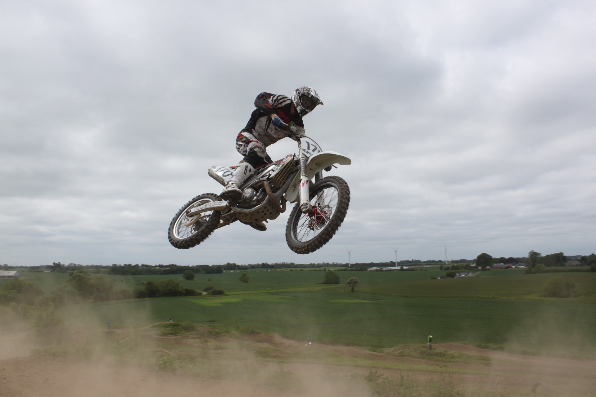Бесплатное фото Кроссовый мотоцикл в прыжке
