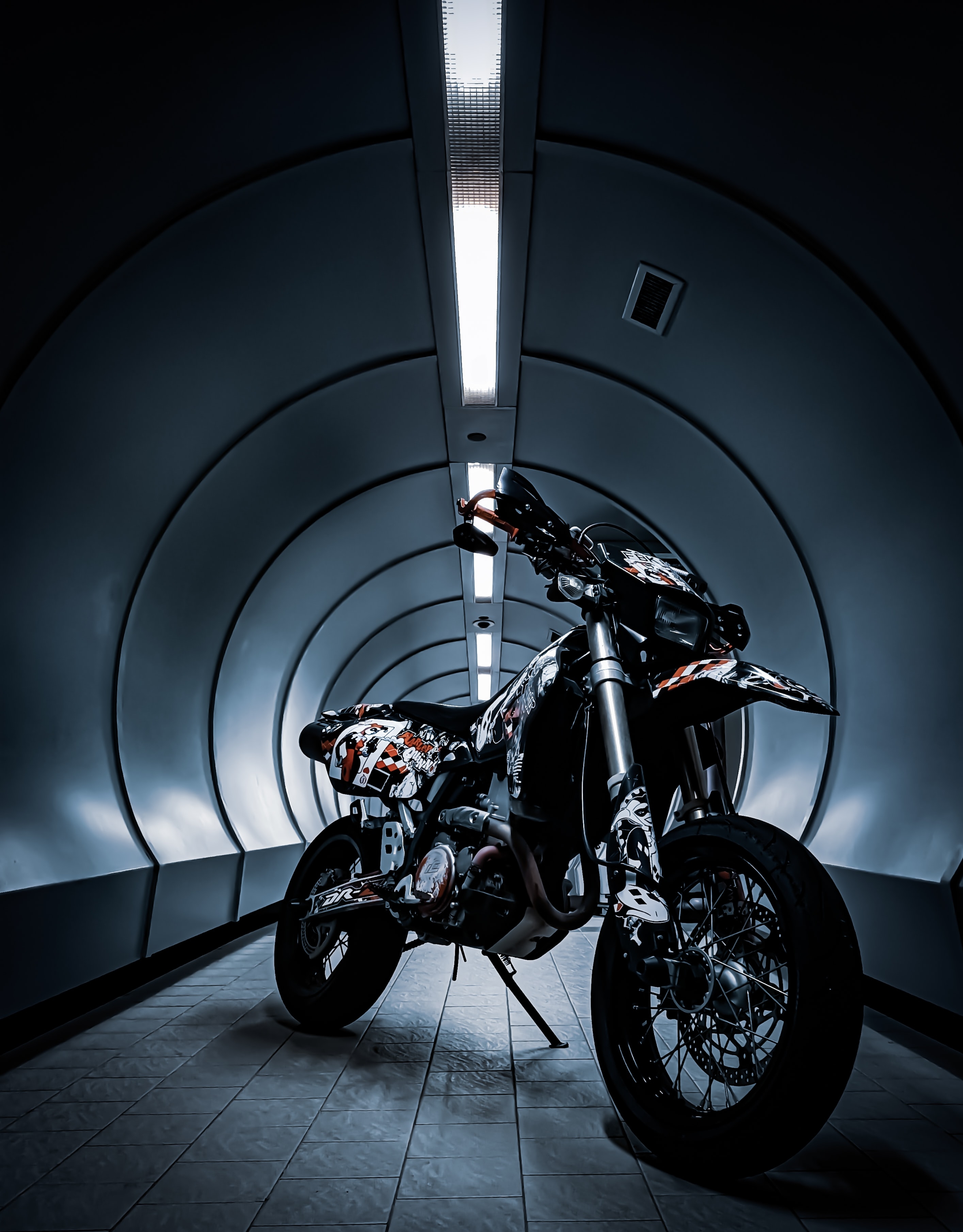桌面上的壁纸照明 黑色摩托车墙纸 单车