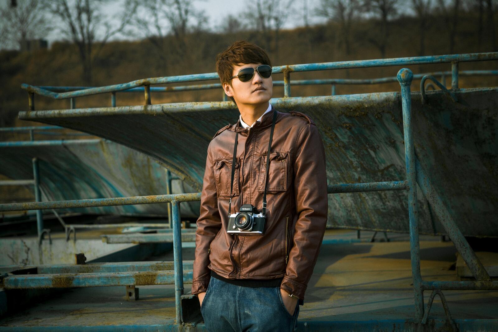 Бесплатное фото Мужчина в кожаной куртке и солнечных очках