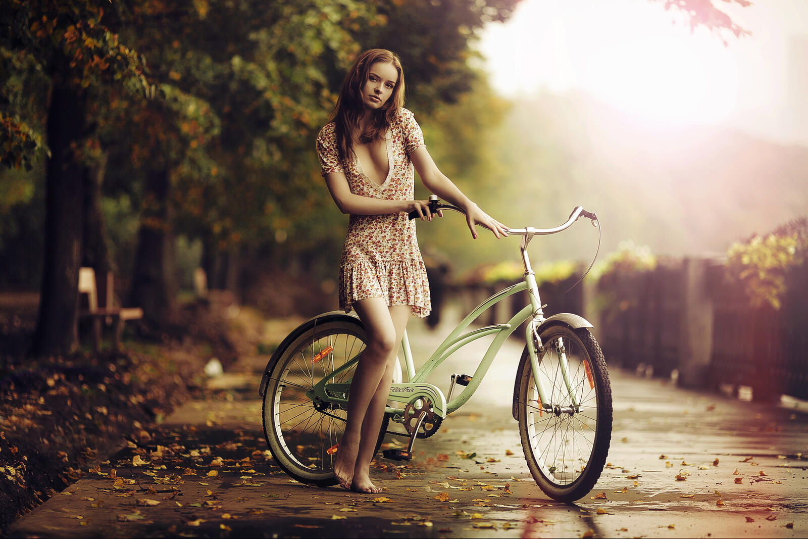 Бесплатное фото В платье под дождем девушка с велосипедом