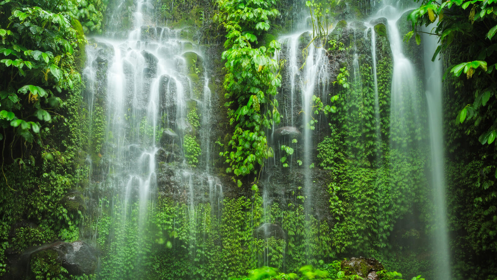 Обои наскальный водопад Индонезия зеленый на рабочий стол