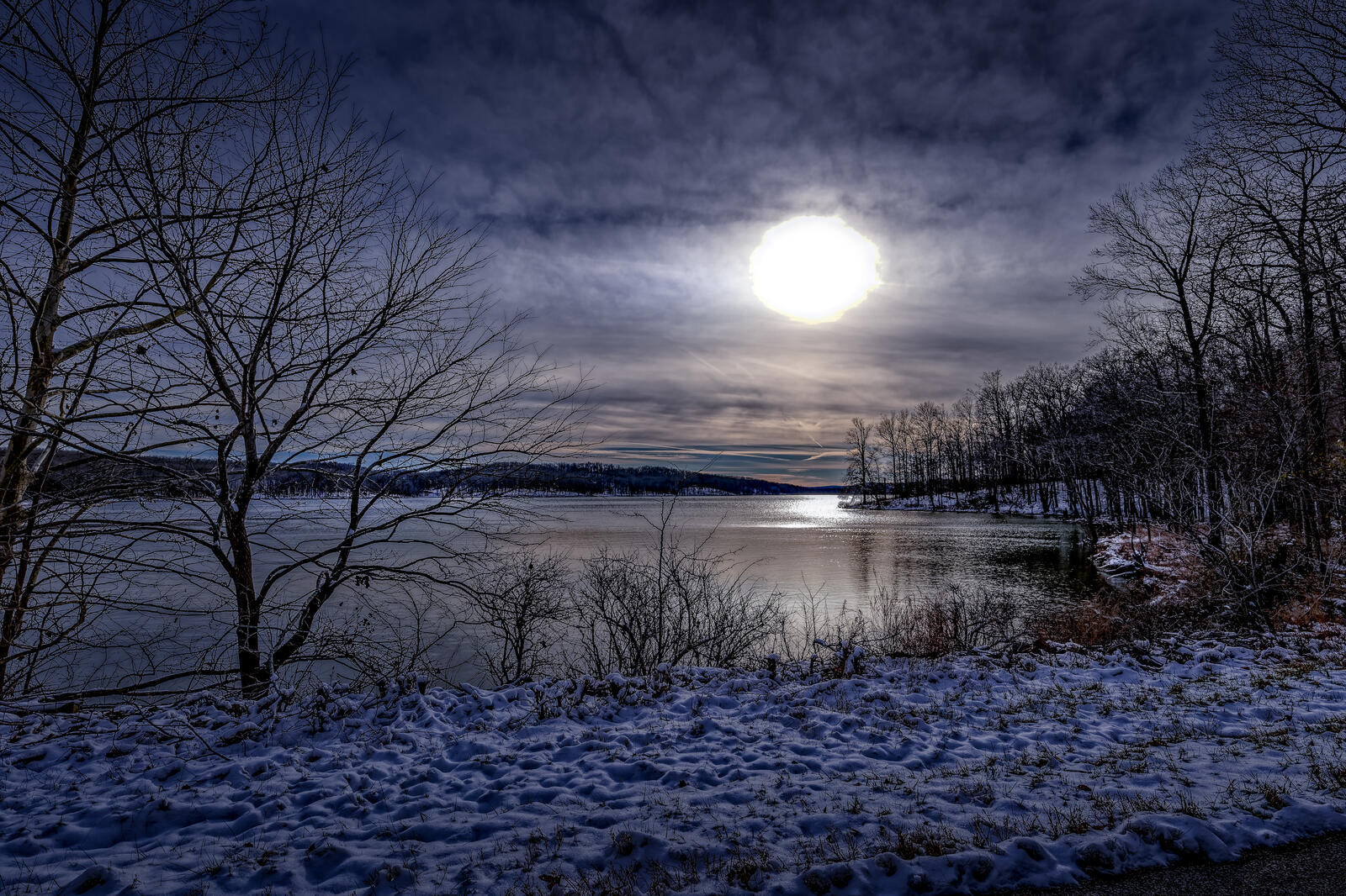 Лунный свет на зимнем озере