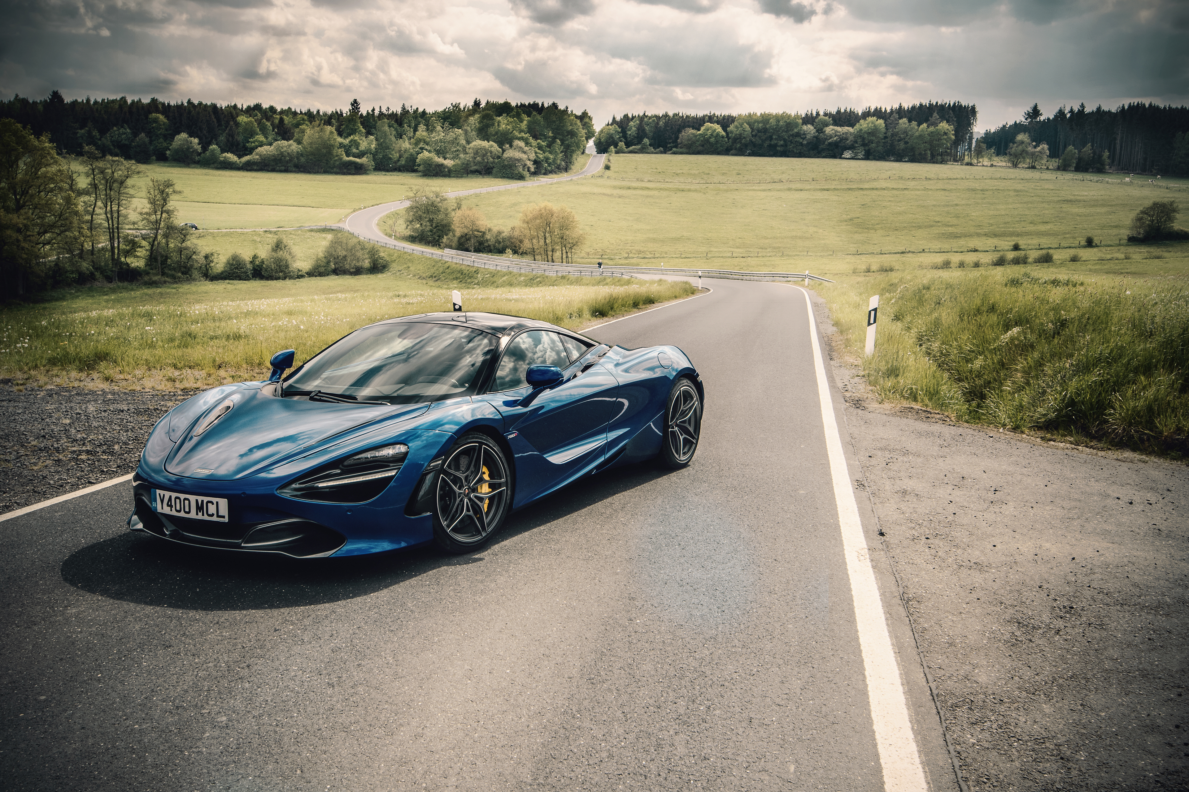 Free photo A blue Mclaren on the road.
