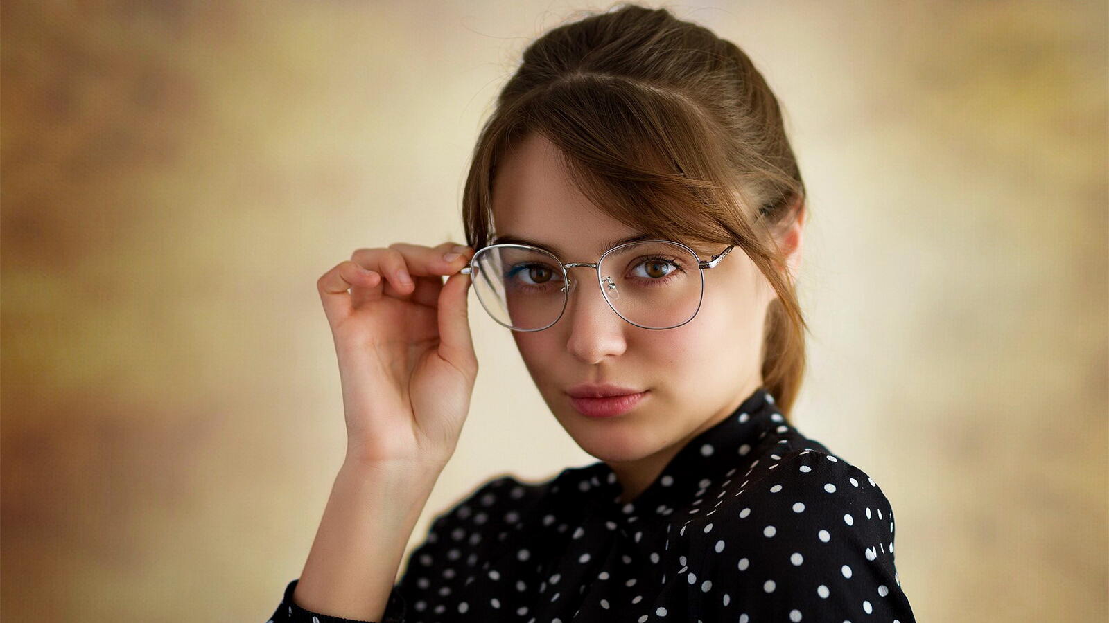 免费照片一个戴眼镜的女孩的肖像