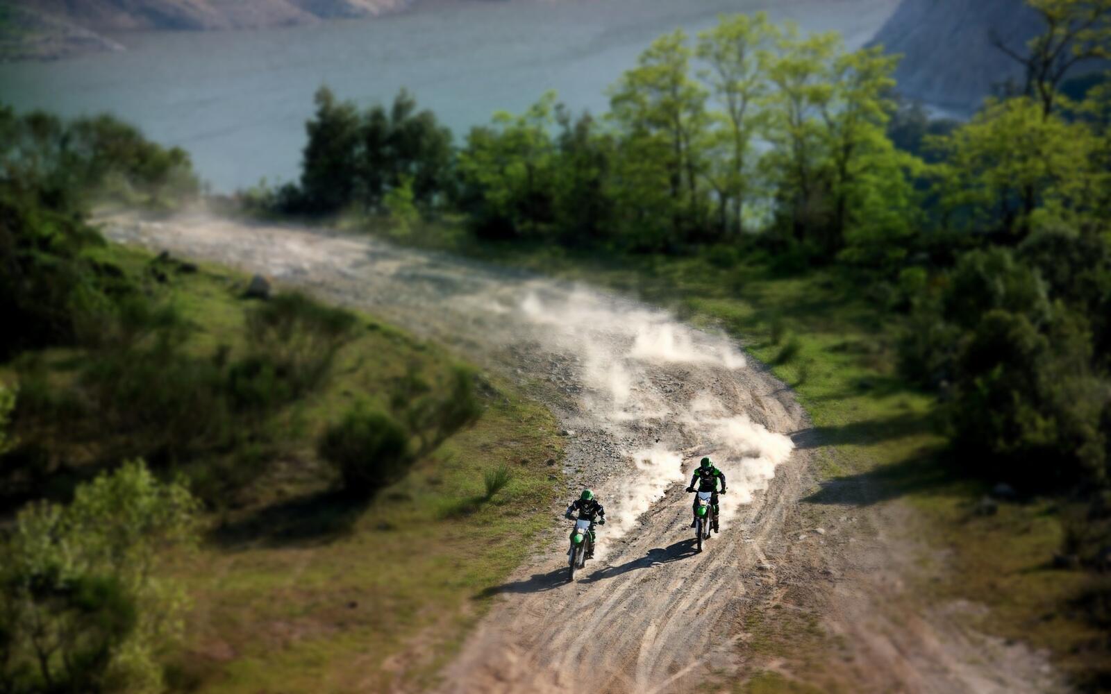 免费照片两个骑着越野车的摩托车手