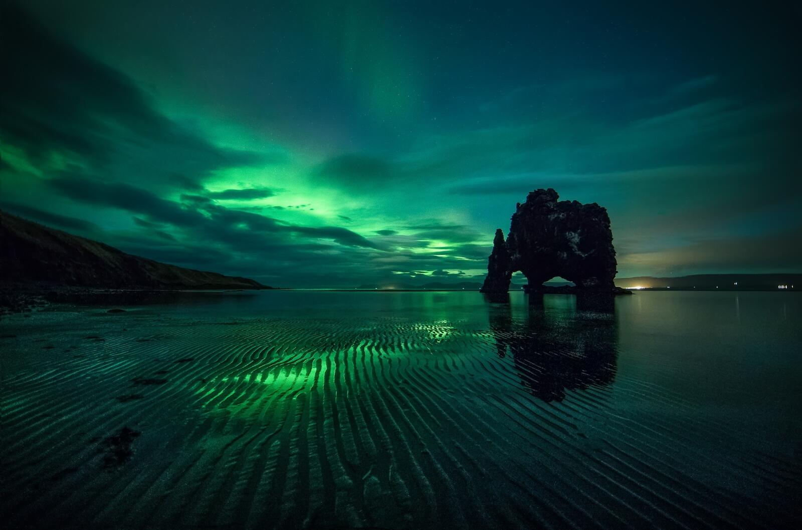 Бесплатное фото Северное сияние над мелководным озером